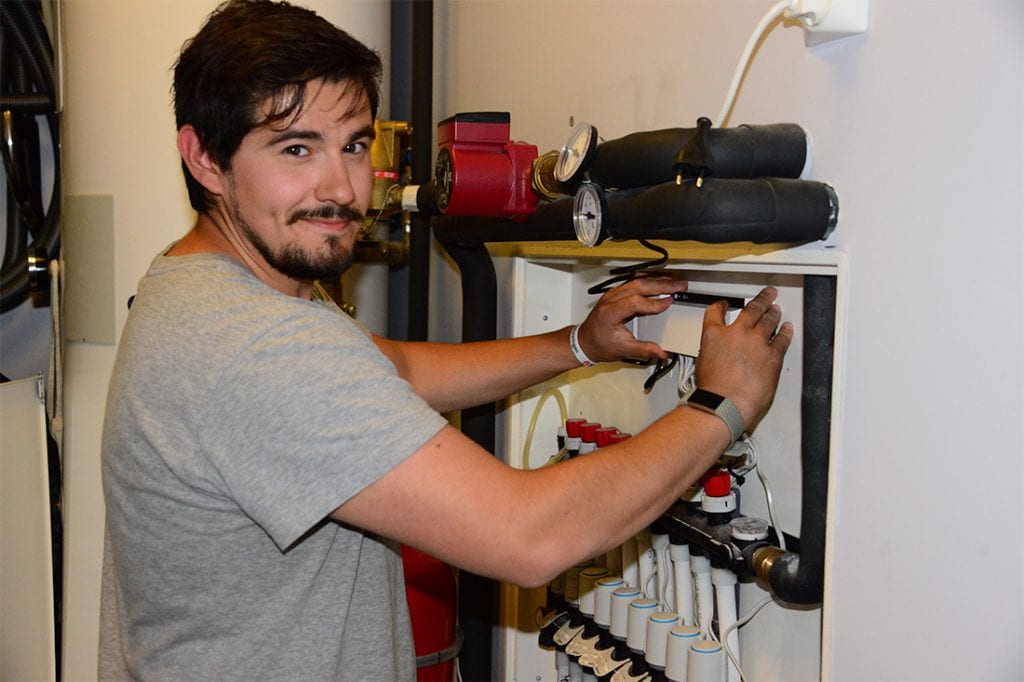 Conrado Andrés Fernandez hos Sotra Rør: – Enkelt å selge inn det nye romreguleringssystemet Høiax Controls